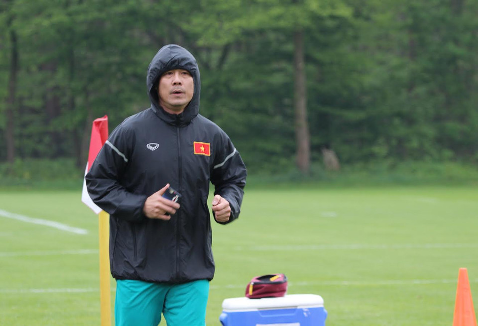 Huấn luyện viên đội tuyển quốc gia Việt Nam Nguyễn Hữu Thắng cũng xuất hiện trên sân tập trong bộ quần áo chống lạnh, vừa chạy vòng quanh sân vừa nghe nhạc. (Ảnh: Phạm Văn Thắng/Vietnam+)