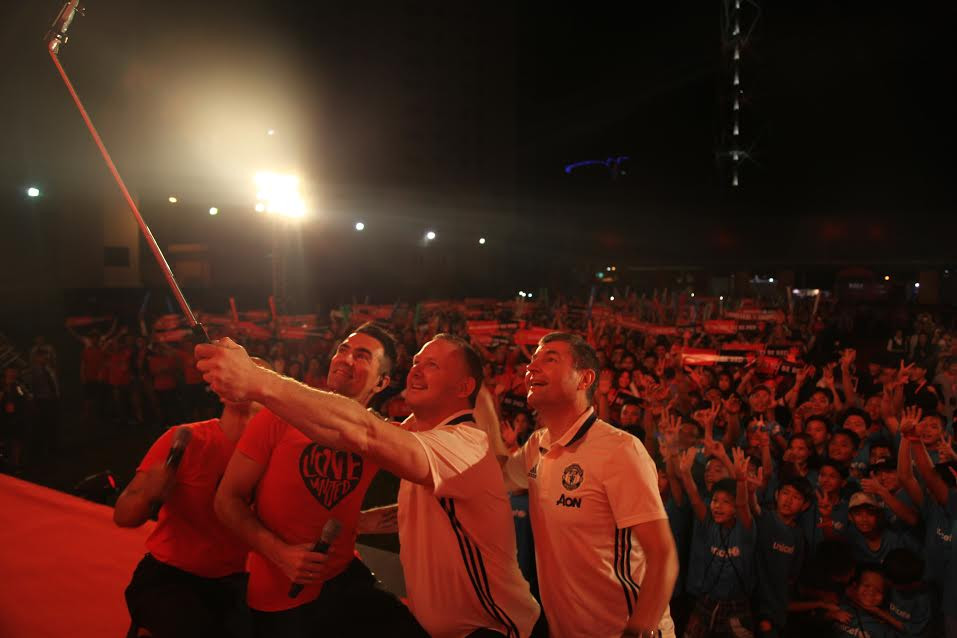 Hai huyền thoại cùng người hâm mộ tham gia xem buổi tường thuật trực tiếp trận đấu giữa Manchester United và Bournemouth. Sau đó cả hai selfie trên sân khấu cùng người hâm mộ. (Ảnh: M.Hằng/Vietnam+)