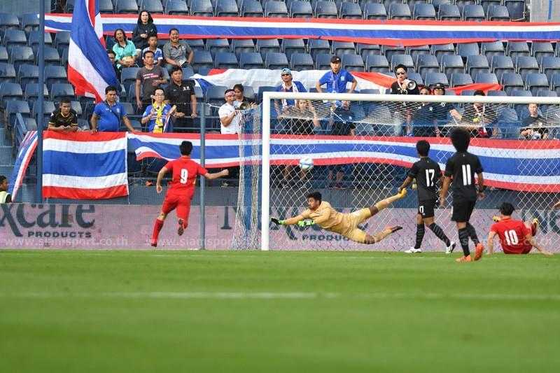 Pha bóng Công Phượng mở tỷ số bằng đầu ở phút thứ 7. (Nguồn: siamsport.co.th)