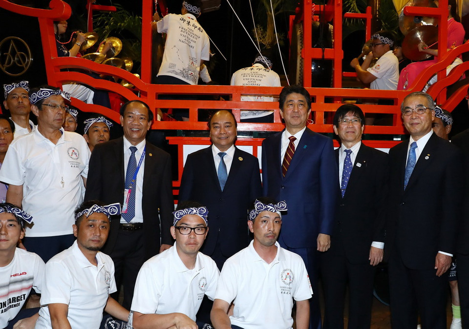 Thủ tướng Nguyễn Xuân Phúc và Thủ tướng Nhật Bản Shinzo Abe thăm Châu ấn thuyền (loại thuyền buồm thương mại của Nhật Bản đi tới các cảng Đông Nam Á nửa đầu thế kỷ 17). (Ảnh: TTXVN)