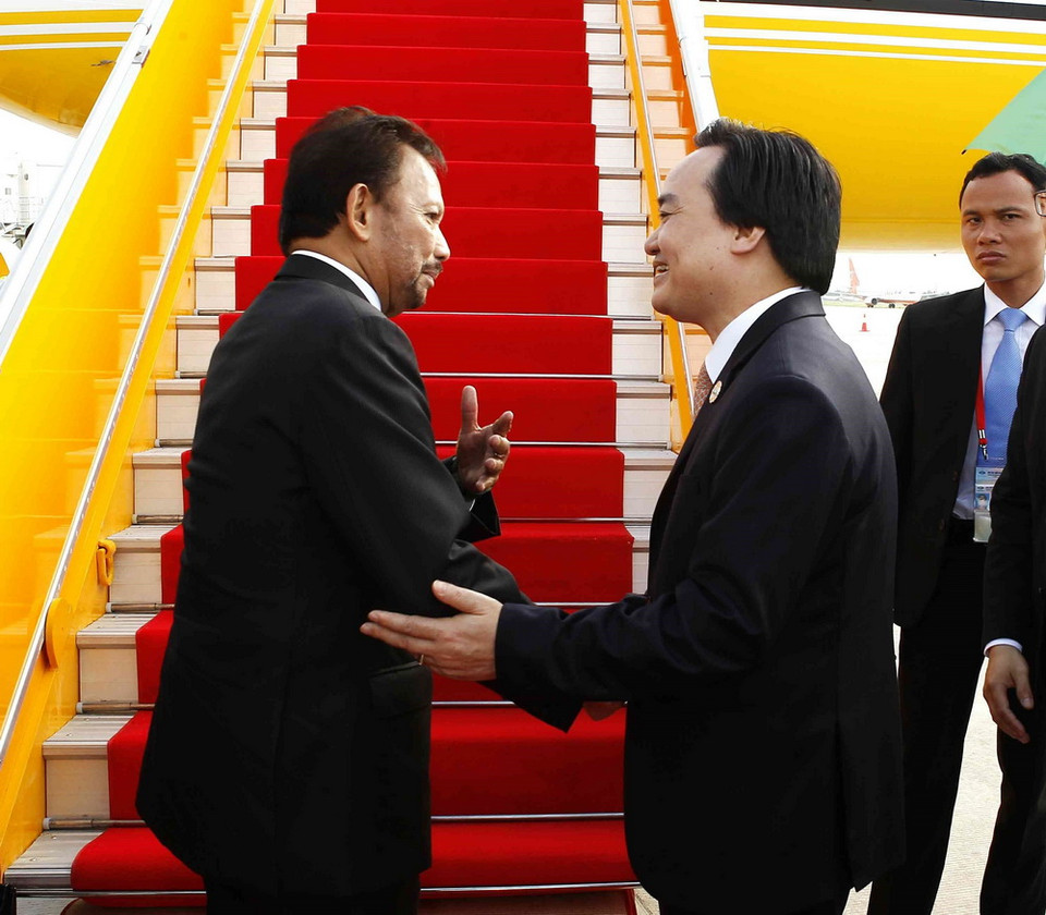 Chiều 11/11/2017, tại Sân bay quốc tế Đà Nẵng diễn ra Lễ tiễn chính thức Quốc vương Brunei Darussalam Haji Hassanal Bolkiah cùng đoàn đại biểu cấp cao tham dự Tuần lễ Cấp cao APEC 2017 tại thành phố Đà Nẵng. Bộ trưởng Bộ Giáo dục và Đào tạo Phùng Xuân Nhạ tiễn đoàn tại sân bay. (Ảnh: TTXVN)