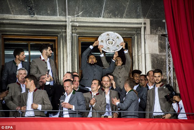 Lahm, Alonso, các cầu thủ và ban huấn luyện Bayern Munich đã tập trung tại khuôn viên quảng trường Marienplatz, ăn mừng chức vô địch.