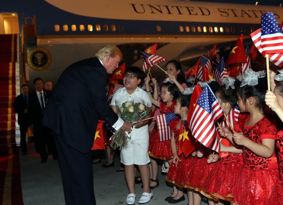 Tổng thống Hoa Kỳ Donald Trump đón nhận hoa từ tay các cháu thiếu nhi (Ảnh: TTXVN)