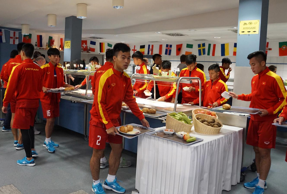 Các cầu thủ U20 Việt Nam xếp hàng lấy đồ ăn sáng. (Ảnh: Phạm Văn Thắng/Vietnam+)
