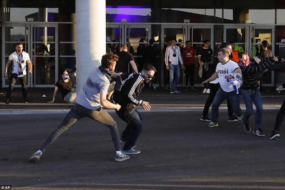 ... cũng đã khiến bầu không khí căng thẳngkhi góp phần vào cảnh bạo loạn khi gây hấn bên ngoài sân.