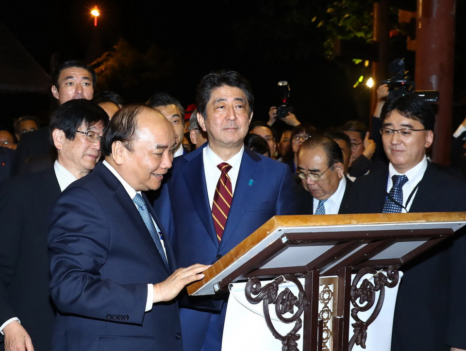 Thủ tướng Nguyễn Xuân Phúc và Thủ tướng Nhật Bản Shinzo Abe thăm Châu ấn thuyền (loại thuyền buồm thương mại của Nhật Bản đi tới các cảng Đông Nam Á nửa đầu thế kỷ 17). (Ảnh: TTXVN)