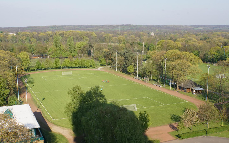 Một sân tập của Trường Thể thao Wedau nhìn từ khu vực phòng nghỉ của các cầu thủ. (Ảnh: Phạm Văn Thắng/Vietnam+)