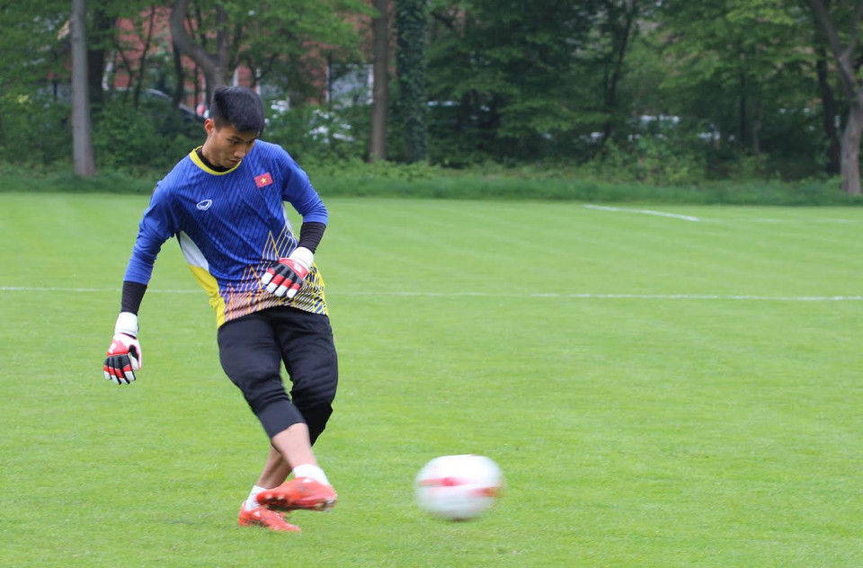 Các thủ môn đội tuyển U20 Việt Nam được rèn luyện cách xử lý bóng bằng chân. (Ảnh: Phạm Văn Thắng/Vietnam+)