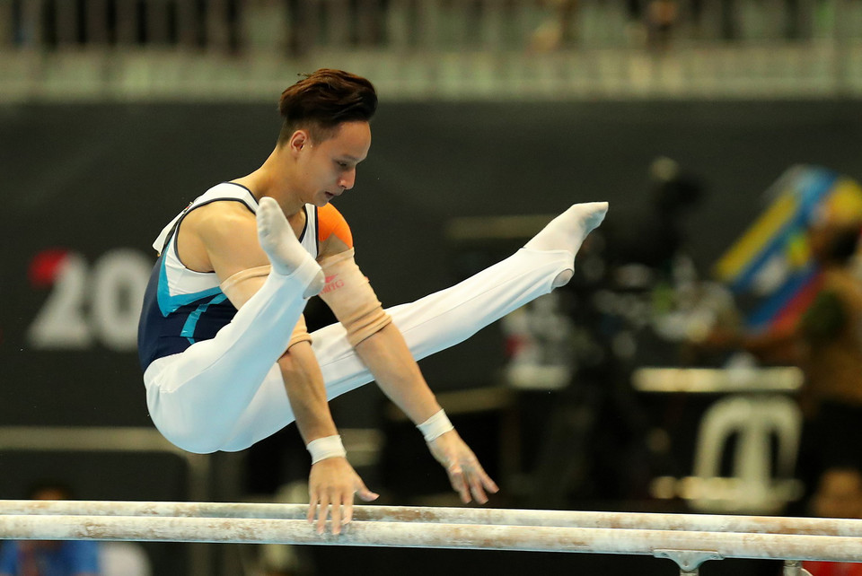 Đinh Phương Thành thi chung kết nội dung xà kép. (Ảnh: Quốc Khánh - TTXVN​)