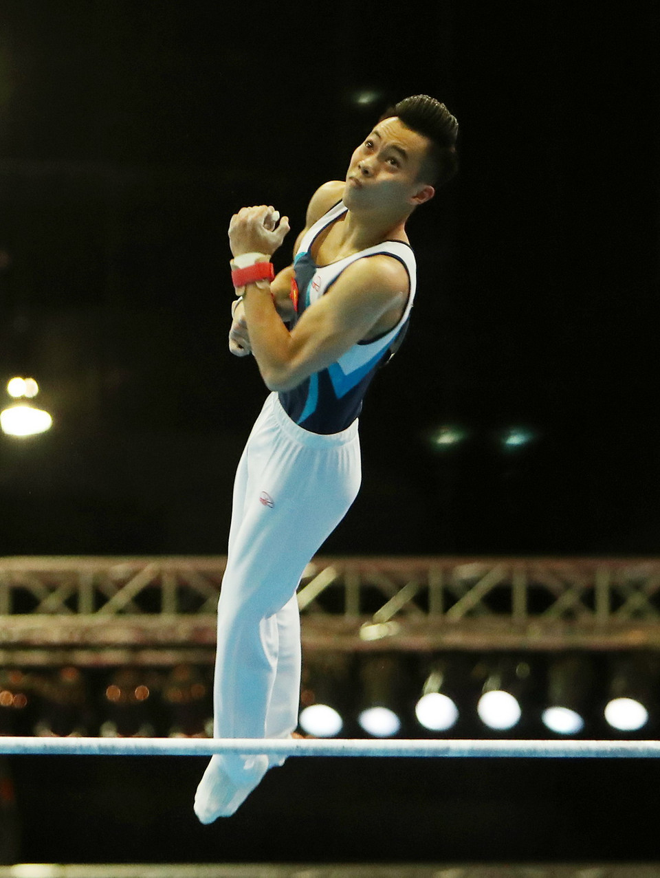 Lê Thanh Tùng thi đấu chung kết nội dung xà đơn. (Ảnh: Quốc Khánh​/TTXVN)