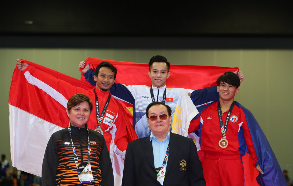 Lê Thanh Tùng nhận huy chương vàng nội dung nhảy chống. (Ảnh: Quốc Khánh​/TTXVN​)