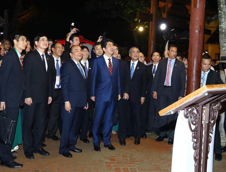  Thủ tướng Nguyễn Xuân Phúc và Thủ tướng Nhật Bản Shinzo Abe thăm Châu ấn thuyền (loại thuyền buồm thương mại của Nhật Bản đi tới các cảng Đông Nam Á nửa đầu thế kỷ 17). (Ảnh: TTXVN)