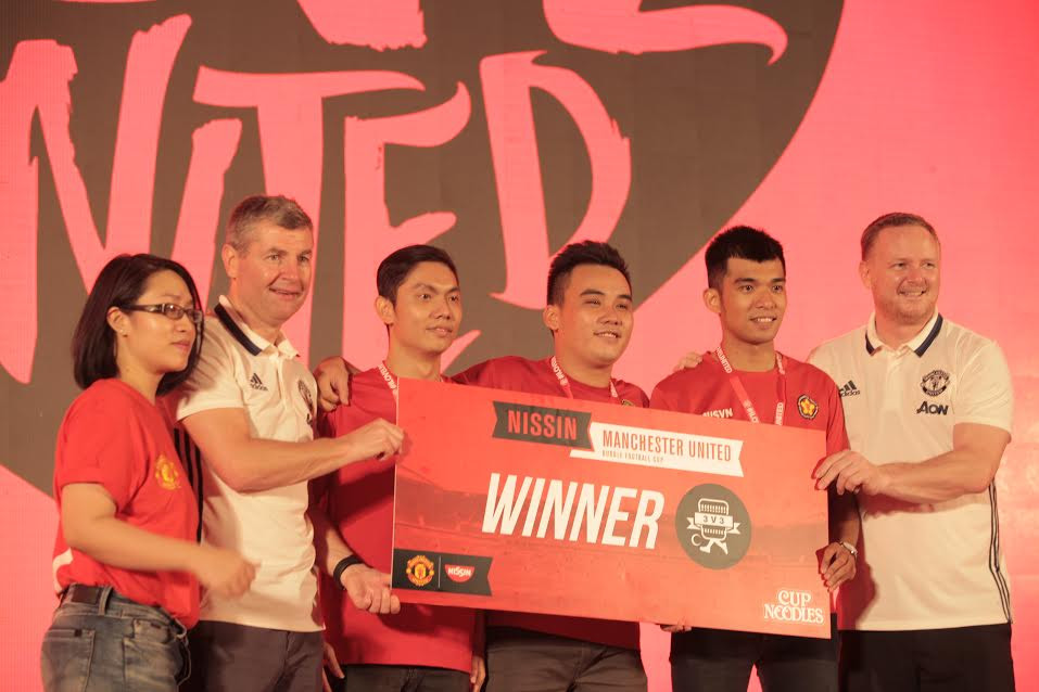 Đội chiến thắng Giải đấu Nissin Bubble Football trên sân đã giành được chuyến đi tới Sân vận động Old Trafford. (Ảnh: M.Hằng/Vietnam+) 