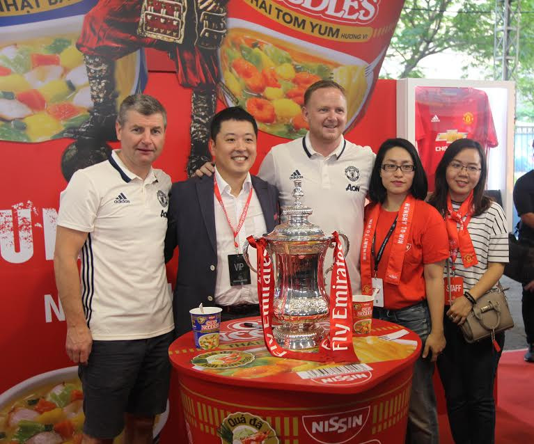 Chiếc cúp FA thứ 12 trong lịch sử của Manchester United, mùa giải 2015-2016 xuất hiện tại sự kiện. (Ảnh: M.Hằng/Vietnam+)
