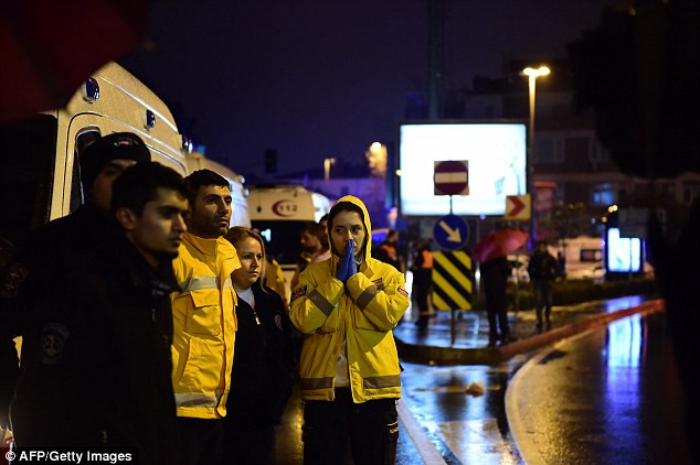 Nhâ viên cứu hộ tại hiện trường vụ tấn công.