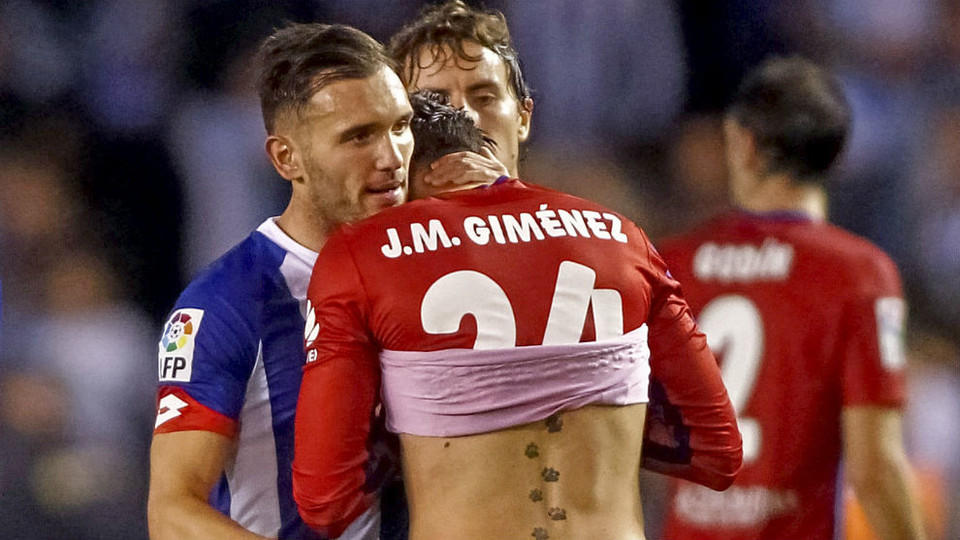 Gimenez đã khóc khi chứng kiến Torres dính chấn thương.