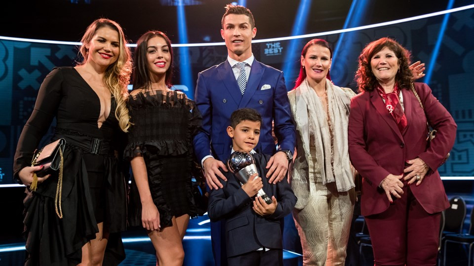 Chân sút người Bồ Đào Nha chụp ảnh cùng con trai, bạn gái và gia đình. (Nguồn: Getty Images)