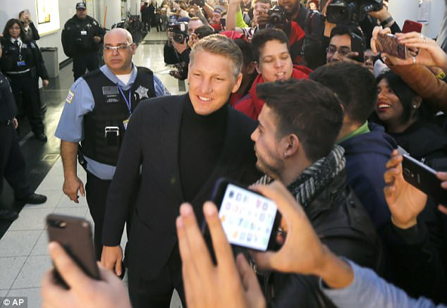 ... chụp ảnh cùng cổ động viên Chicago Fire.