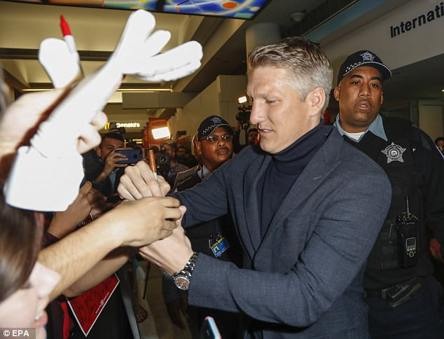 Bastian Schweinsteiger ký tặng người hâm mộ.