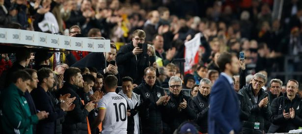 Phút 84, Podolski rời sân trong sự cổ vũ của tất cả những người có mặt tại Signal Iduna Park và chính thức chia tay tuyển Đức sau 13 năm gắn bó.