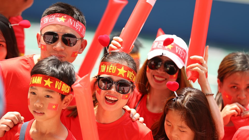 Các cổ động viên Việt Nam bên trong sân Jeonju World Cup. (Nguồn: Getty Images)