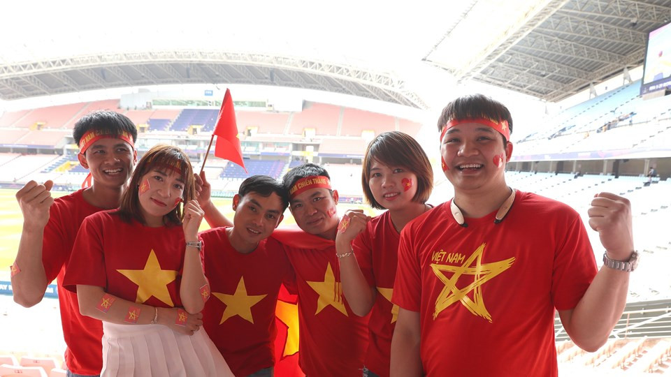 Các cổ động viên Việt Nam bên trong sân Jeonju World Cup. (Nguồn: Getty Images)