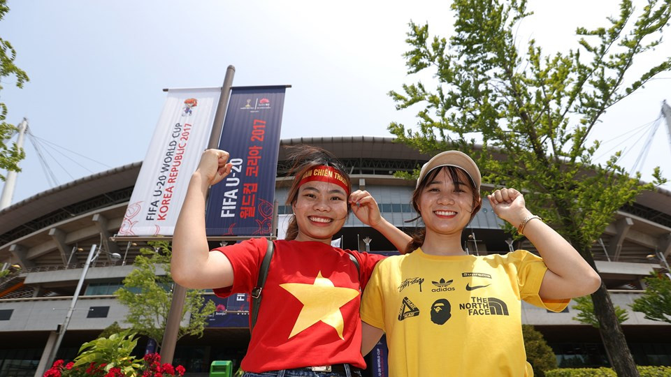 Hai nữ cổ động viên Việt Nam. (Nguồn: Getty Images)