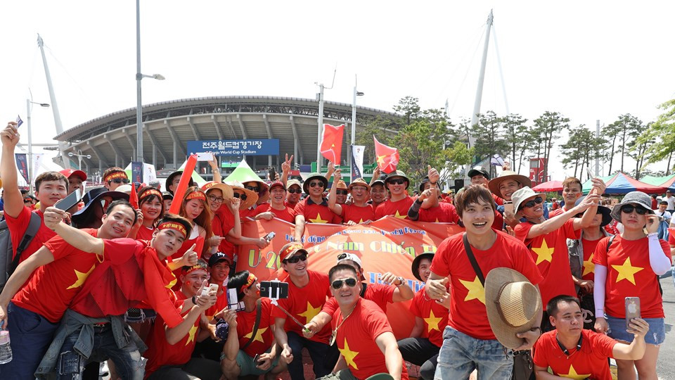 Các cổ động viên Việt Nam bên ngoài sân​ Jeonju World Cup.(Nguồn: Getty Images)