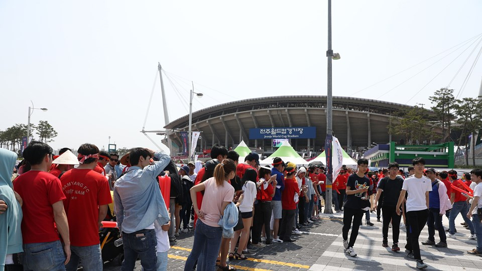 Các cổ động viên Việt Nam xếp hàng vào sân​ Jeonju World Cup. (Nguồn: Getty Images)