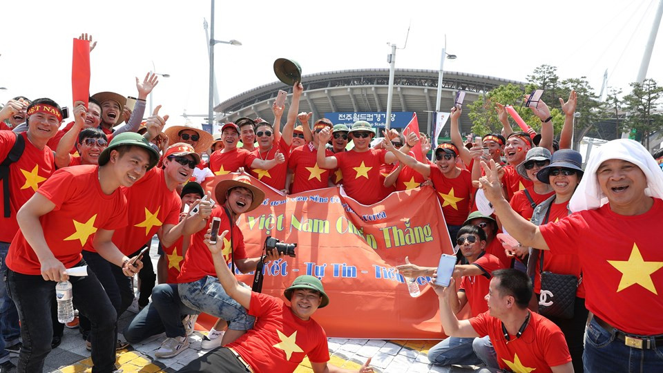 Các cổ động viên Việt Nam bên ngoài sân​ Jeonju World Cup.(Nguồn: Getty Images)