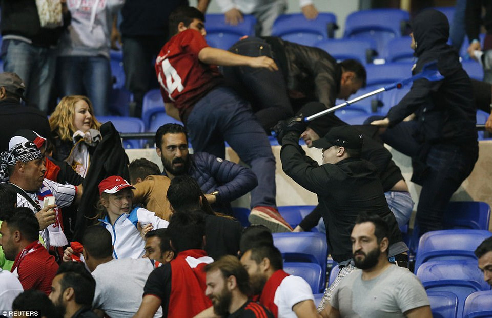 Bạo lực kinh hoàng đã xảy ra ngay trên khán đài sân Parc Olympique Lyonnais khiến trận đấu giữa Lyon và Besiktas đã phải diễn ra muộn hơn dự kiến đến 46 phút.