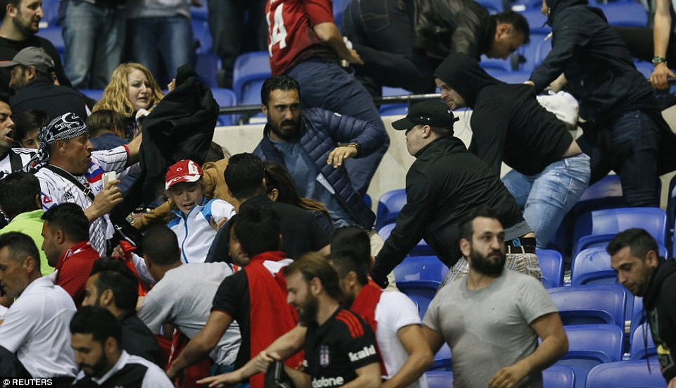 Một nữ cổ động viên trẻ đội mũ biểu tượng của Besiktas bị tấn công trên khán đài.