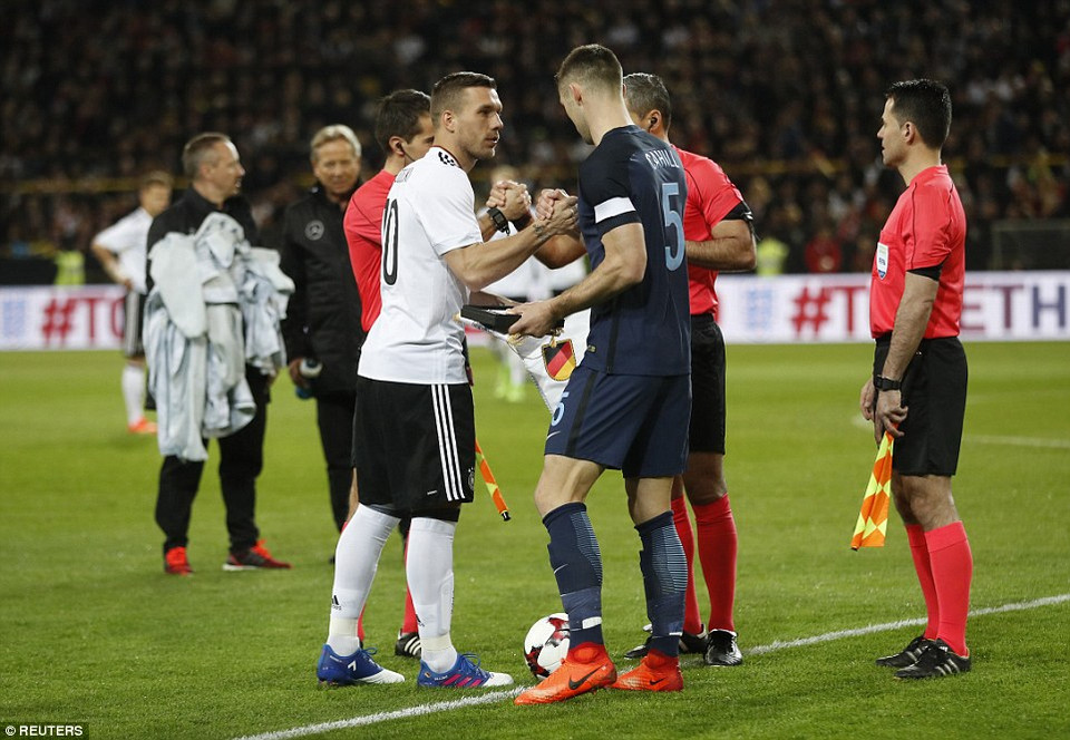 Trong ngày chia tay, Poldi có vinh dự mang băng thủ quân. (Nguồn: Reuters)