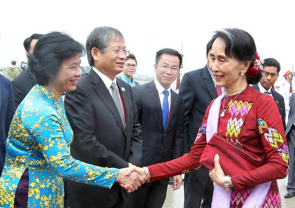Sáng 11/11/2017, tại Sân bay quốc tế Đà Nẵng diễn ra Lễ tiễn chính thức Đoàn lãnh đạo Cấp cao Myanmar do Cố vấn Nhà nước Myanmar Aung San Suu Kyi dẫn đầu tham dự Tuần lễ Cấp cao APEC 2017 tại thành phố Đà Nẵng. (Ảnh: TTXVN)