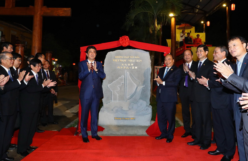 Thủ tướng Nguyễn Xuân Phúc và Thủ tướng Nhật Bản Shinzo Abe khai trương Không gian văn hóa Việt-Nhật. (Ảnh: TTXVN)