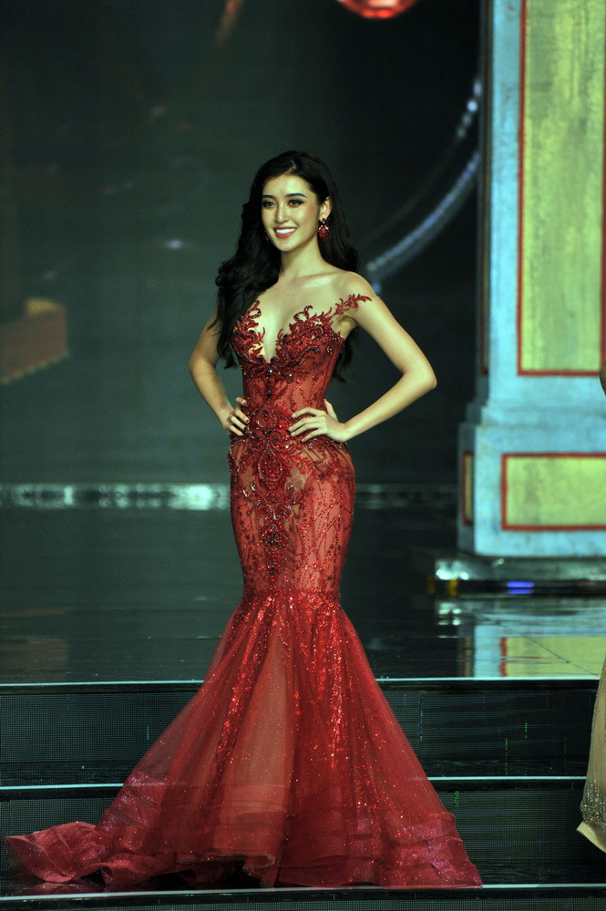 Thí sinh Huyền My (Việt Nam) trong phần thi trang phục dạ hội. (Ảnh: Lê Sen/TTXVN)
