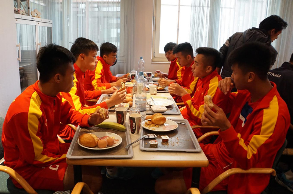 Bữa sáng của các cầu thủ U20 Việt Nam. (Ảnh: Phạm Văn Thắng/Vietnam+)