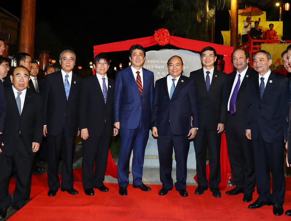 Thủ tướng Nguyễn Xuân Phúc gặp Thủ tướng Nhật Bản Shinzo Abe tại thành phố Hội An, tỉnh Quảng Nam. Trong ảnh: Thủ tướng Nguyễn Xuân Phúc và Thủ tướng Nhật Bản Shinzo Abe khai trương Không gian văn hóa Việt-Nhật. (Ảnh: TTXVN)