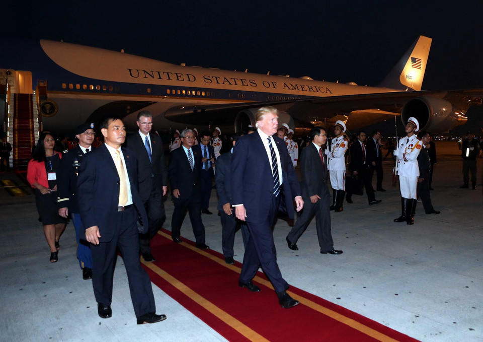 Tổng thống Hoa Kỳ Donald Trump bước trên thảm đỏ tại sân bay Nội Bài(Ảnh: TTXVN)