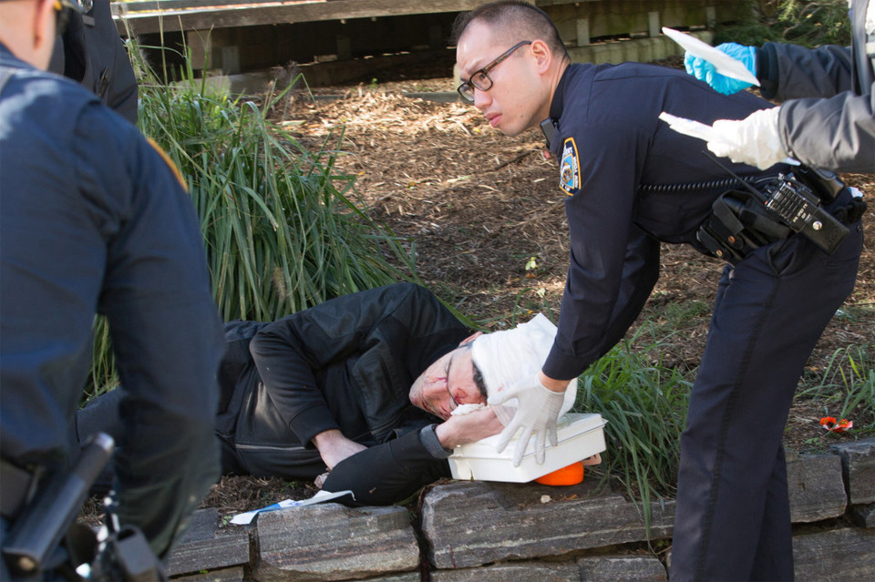 Một nạn nhân được các nhân viên y tế chăm sóc. (Nguồn: nypost.com​)