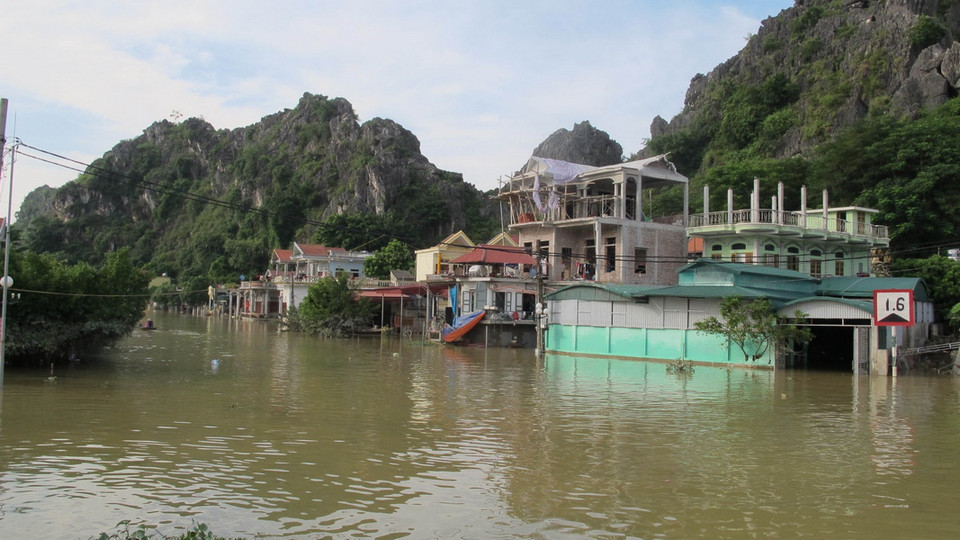 Thôn Kênh Gà, xã Gia Thịnh, huyện Gia Viễn, tỉnh Ninh Bình vẫn bị cô lập sau mưa lũ. (Ảnh: Thùy Dung/TTXVN​)