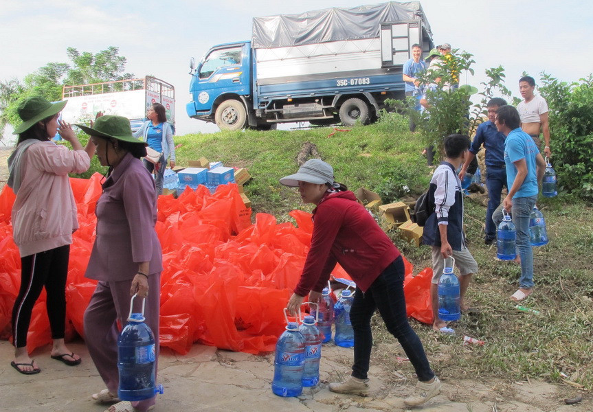 Trong khi đó, tại xã Gia Thịnh, huyện Gia Viễn, tỉnh Ninh Bình, các doanh nghiệp, nhà hảo tâm trên địa bàn tỉnh Ninh Bình đã đến thăm hỏi, hỗ trợ và tặng quà cho các hộ gia đình bị ảnh hưởng nặng bởi mưa lũ. (Ảnh: Thùy Dung/TTXVN)