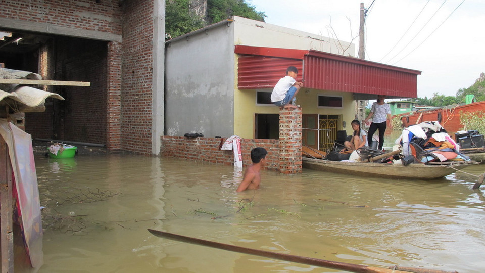 Người dân thôn Kênh Gà, xã Gia Thịnh, huyện Gia Viễn, tỉnh Ninh Bình vẫn bị cô lập sau mưa lũ. (Ảnh: Thùy Dung/TTXVN​)