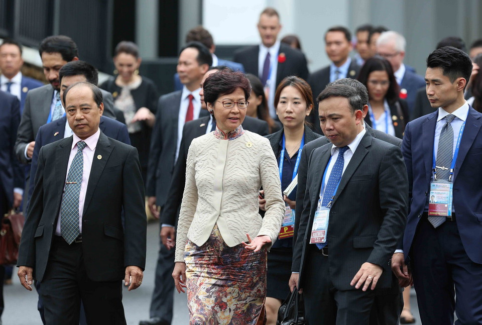 Trưởng Đặc khu hành chính Hong Kong-Trung Quốc Lâm Trịnh Nguyệt Nga sau khi kết thúc phiên họp kín thứ nhất. (Ảnh: TTXVN)
