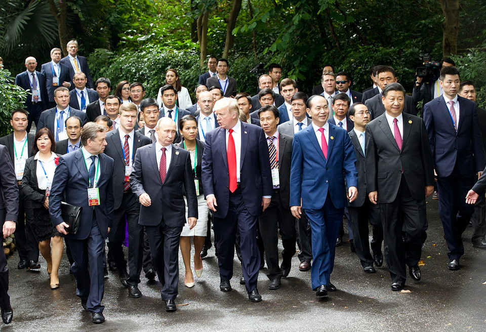 Chủ tịch nước Trần Đại Quang và các Trưởng đoàn trao đổi ý kiến trên đường đến địa điểm chụp ảnh chung, sau khi kết thúc Phiên họp kín thứ nhất. (Ảnh: TTXVN)