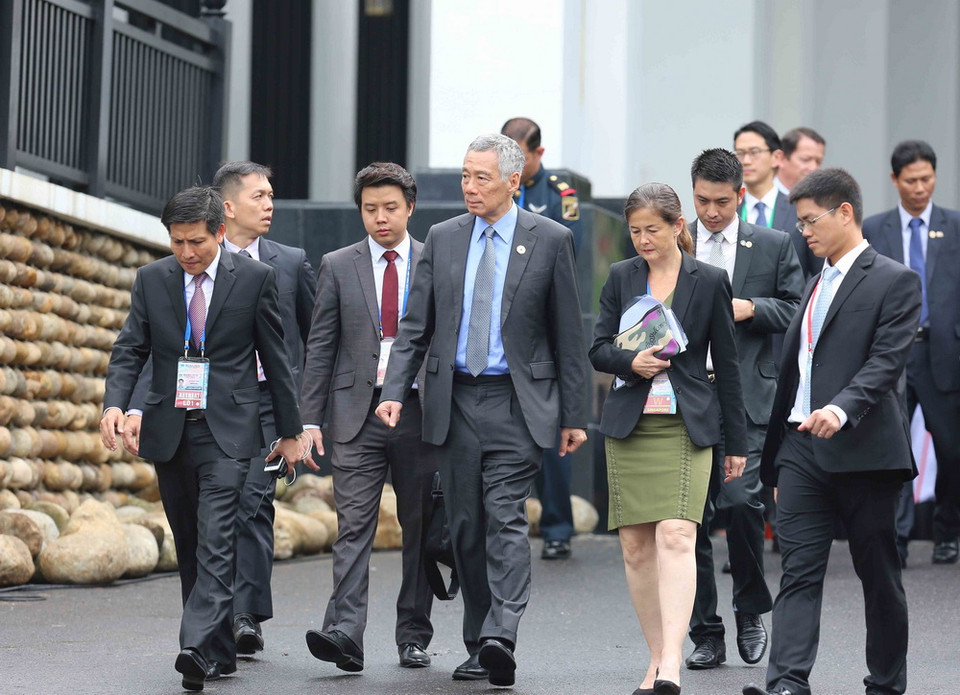 Thủ tướng Singapore Lý Hiển Long và các đại biểu sau khi kết thúc phiên họp kín thứ nhất. (Ảnh: TTXVN)