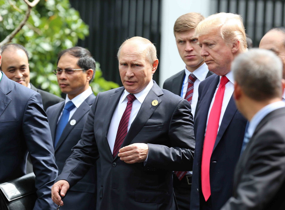 Tổng thống Hoa Kỳ Donald Trump và Tổng thống Nga Vladimir Putin sau khi kết thúc phiên họp kín thứ nhất. (Ảnh: TTXVN)