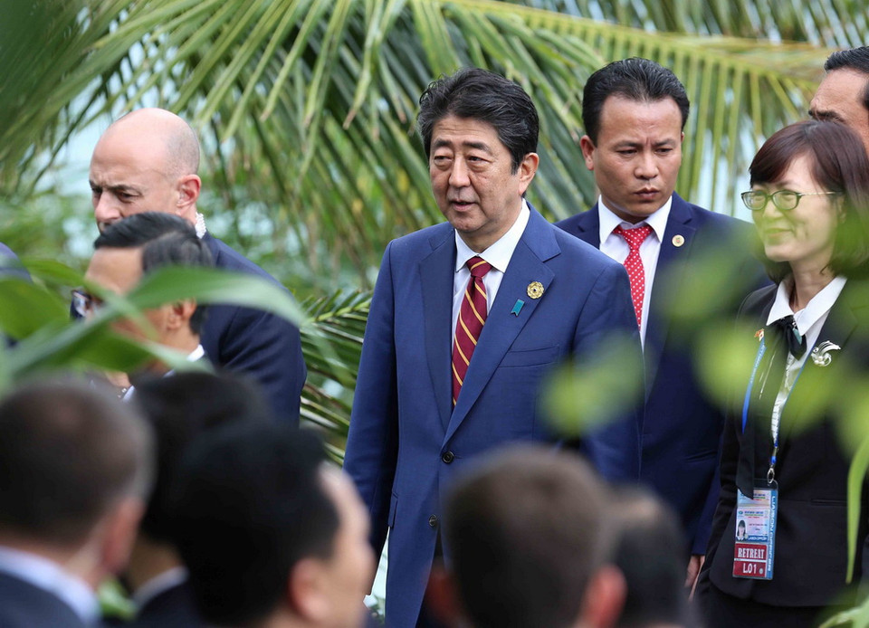 Thủ tướng Nhật Bản Shinzo Abe sau khi kết thúc phiên họp kín thứ nhất. (Ảnh: TTXVN)