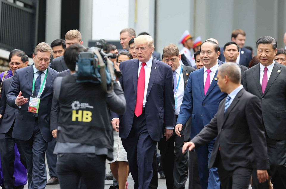 Chủ tịch nước Trần Đại Quang với các Trưởng đoàn sau khi kết thúc phiên họp kín thứ nhất. (Ảnh: TTXVN)