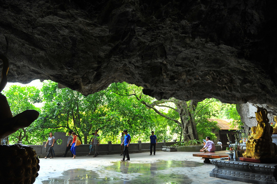 Động Am Tiên có hình giống như miệng con rồng nên được gọi là hang rồng. Nhiều nhũ đá hình cây thóc, cây tiền, trái phật thủ, nụ hoa sen rủ xuống. (Ảnh: Minh Đức/TTXVN)